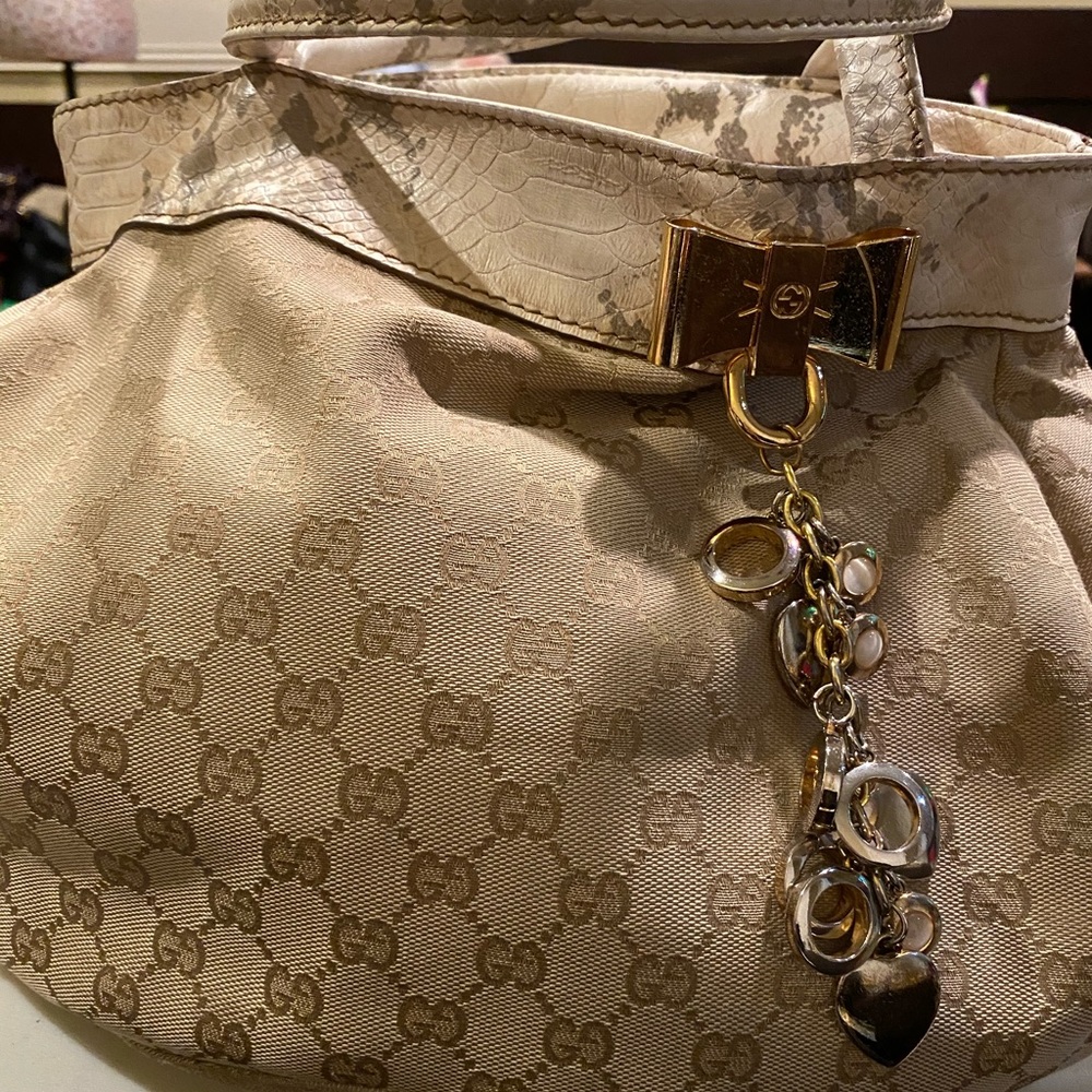 GUC- Gucci hobo logo bow bag!